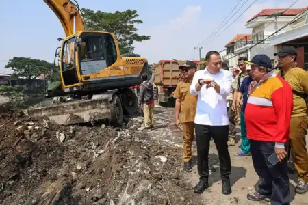 Wali Kota Surabaya Eri Cahyadi saat meninjau pengaspalan di Kali Tebu, Kenjeran.