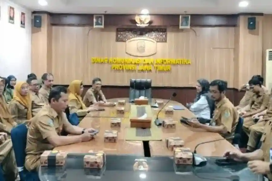 Kominfo Jatim menggelar audit surveillance ISO/IEC 27001:2022 untuk memperkuat SMKI dan meningkatkan keamanan layanan digital pemerintah.