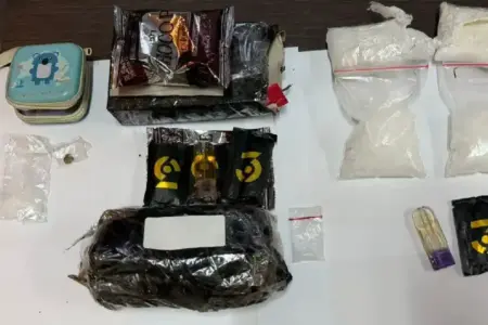 Barang bukti jaringan distribusi sabu, ganja, hingga zat etomidate yang dikirim melalui modus paket.