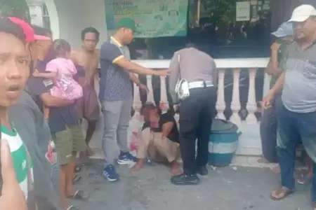 Aksi Jambret di Platuk Surabaya Digagalkan, Polisi Selamatkan Pelaku dari Amukan Massa Pelaku jambret di Platuk Surabaya diamankan polisi setelah sempat dihajar massa usai gagal kabur akibat kemacetan.