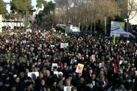AS Tangkap Keluarga Qasem Soleimani, Status Imigrasi Dicabut di Tengah Ketegangan dengan Iran Puluhan ribu warga Iran saat mengikuti proses pemakaman Qasem Soleimani