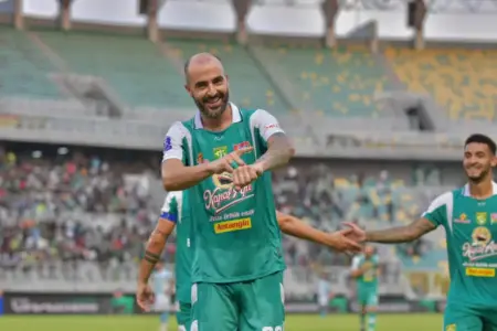 Selebrasi “Waktu” Milos Raickovic: Pesan Sunyi di Balik Gol untuk Persebaya