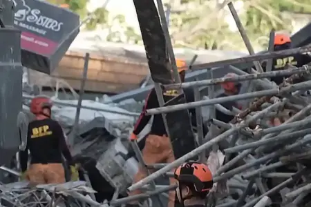 Sebanyak 26 orang berhasil diselamatkan setelah gedung 9 lantai yang masih dibangun ambruk di Angeles City, Filipina.