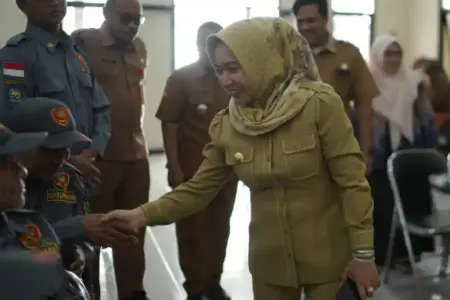 Wali Kota Mojokerto Ingatkan Satlinmas Waspadai Hoaks dan Provokasi di Tengah Masyarakat Wali Kota Mojokerto Ika Puspitasari meminta Satlinmas meningkatkan kewaspadaan terhadap hoaks dan isu provokasi di masyarakat.