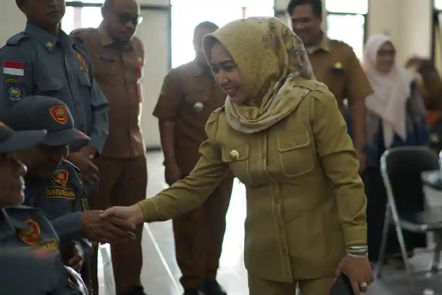Wali Kota Mojokerto Ika Puspitasari meminta Satlinmas meningkatkan kewaspadaan terhadap hoaks dan isu provokasi di masyarakat.