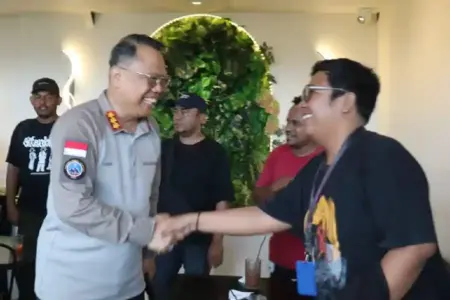 Satgas Humas Ops Damai Cartenz-2026 memperkuat sinergi dengan wartawan Papua di Timika demi menjaga informasi akurat dan kondusivitas.