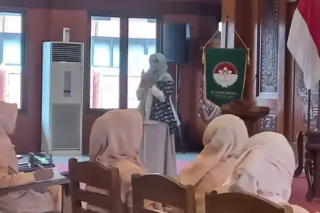 DWP Kota Mojokerto Dorong Perempuan Lebih Cerdas Hadapi Deepfake, Scam dan Hoaks Kesehatan DWP Kota Mojokerto mengajak perempuan meningkatkan literasi digital agar lebih waspada terhadap deepfake, scam dan hoaks kesehatan.