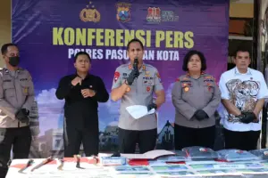 Polres Pasuruan Kota menangkap empat pelaku pengeroyokan remaja di GOR Untung Suropati. Polisi menyita celurit dan mengungkap dugaan pengaruh miras.