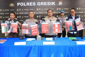 Polres Gresik mengungkap jaringan narkoba Madura-Gresik dengan menyita 209 gram sabu dan menangkap dua tersangka. Pemasok masih diburu.