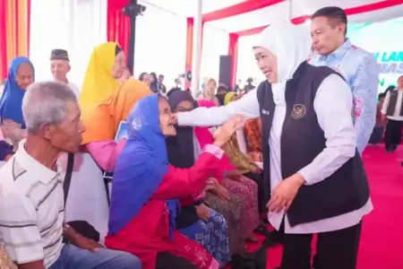 Gubernur Khofifah mengajak masyarakat menjaga lansia tetap sehat dan bermartabat pada peringatan HLUN 2026 di Jawa Timur.