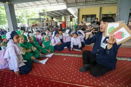 Program RICH Pakal Surabaya menyediakan belajar Bahasa Inggris gratis bagi anak usia dini dan mendapat antusiasme tinggi dari masyarakat.