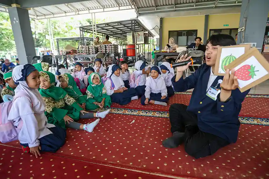 Program RICH Pakal Surabaya menyediakan belajar Bahasa Inggris gratis bagi anak usia dini dan mendapat antusiasme tinggi dari masyarakat.