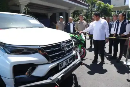 Polda Jatim membongkar sindikat penipuan jual beli mobil online modus segitiga lintas daerah. Sebanyak 11 tersangka berhasil diamankan.