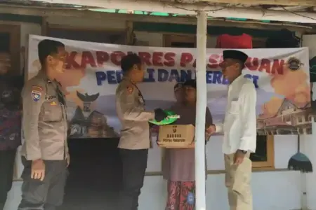 Kapolres Pasuruan AKBP Harto Agung Cahyono menyalurkan bansos kepada warga kurang mampu di Pasrepan sekaligus mengajak menjaga kamtibmas.