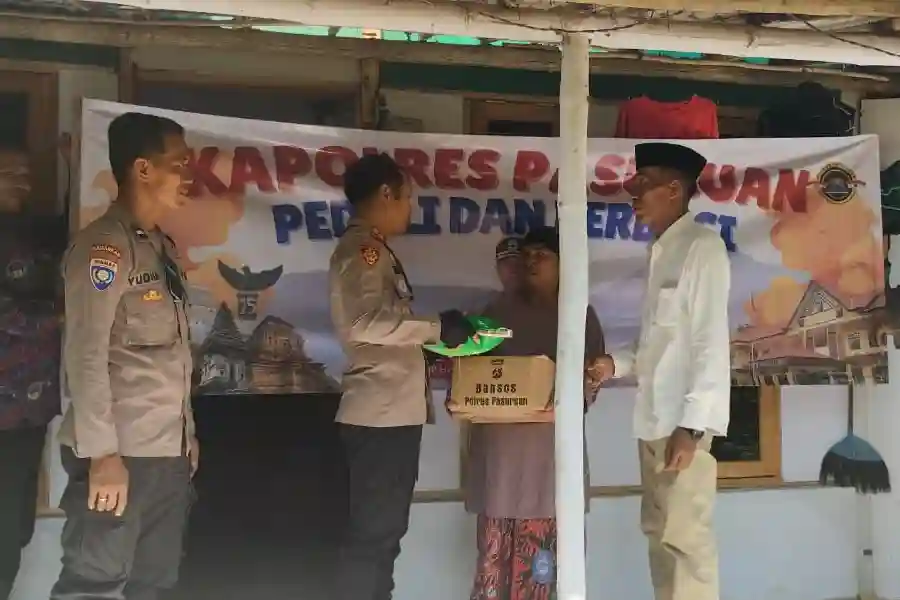 Kapolres Pasuruan AKBP Harto Agung Cahyono menyalurkan bansos kepada warga kurang mampu di Pasrepan sekaligus mengajak menjaga kamtibmas.
