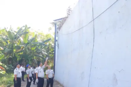 Lapas Pemuda Madiun Gagalkan Penyelundupan Sabu dan Ganja Lewat Modus Lempar dari Luar Tembok Lapas Pemuda Madiun menggagalkan penyelundupan sabu dan ganja yang dilempar dari luar tembok lapas saat patroli rutin malam hari.