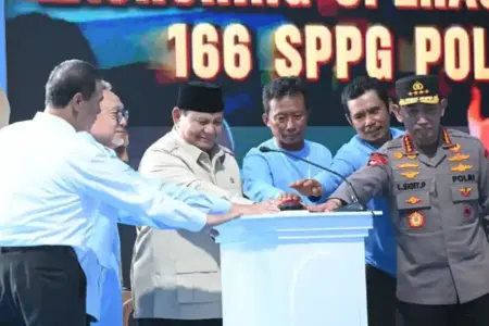 Dari Tuban, Presiden Prabowo Resmikan 10 Gudang Pangan Polri dan Luncurkan 166 SPPG untuk Program MBG Presiden Prabowo meresmikan 10 gudang pangan Polri dan meluncurkan 166 SPPG di Tuban untuk mendukung ketahanan pangan dan MBG.