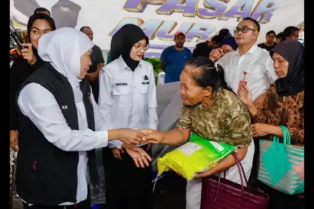 Gubernur Khofifah menggelar pasar murah di Semampir Kediri jelang Idul Adha untuk menjaga harga pangan dan mengendalikan inflasi.