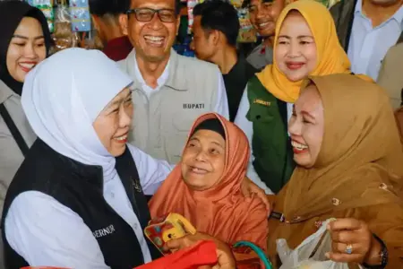 Gubernur Khofifah memastikan harga bahan pokok di Pasar Banjarejo Bojonegoro stabil dan stok aman menjelang Idul Adha 2026.