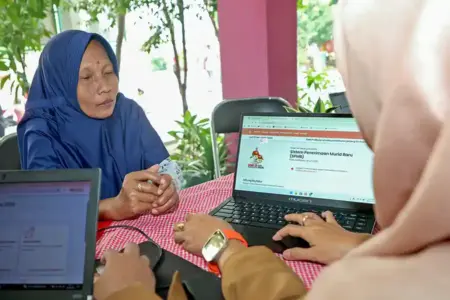 Ribuan orang tua murid memanfaatkan posko Dispendik Surabaya selama uji coba SPMB 2026 untuk konsultasi dokumen dan jalur pendaftaran.