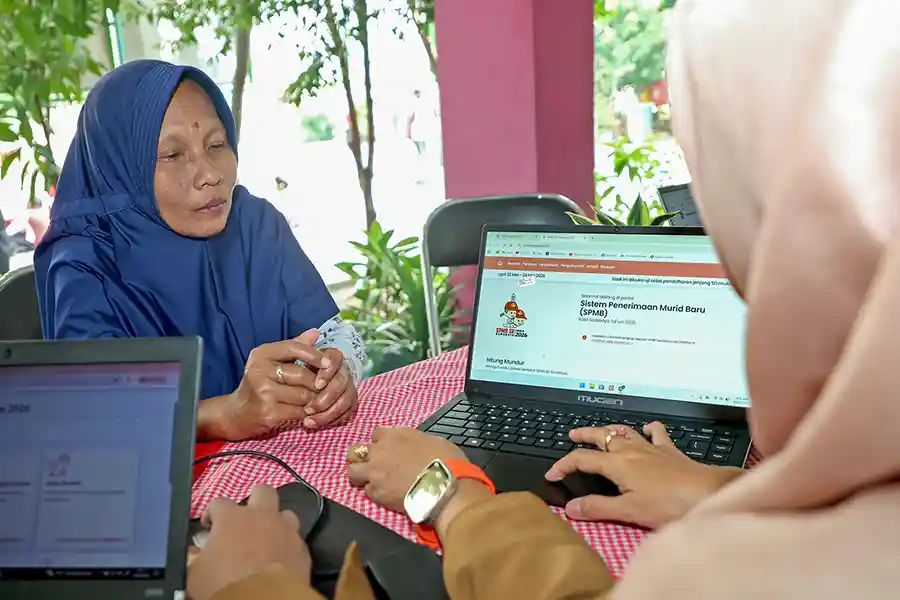 Ribuan orang tua murid memanfaatkan posko Dispendik Surabaya selama uji coba SPMB 2026 untuk konsultasi dokumen dan jalur pendaftaran.