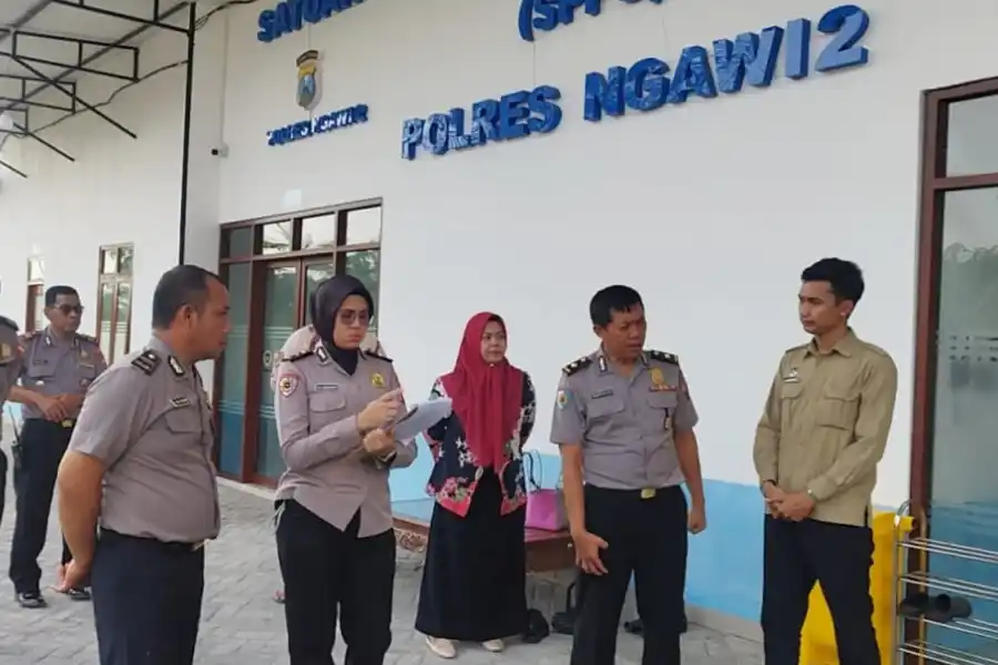 Dukung Program MBG, Polres Ngawi Terapkan Standar Food Safety di 3 SPPG untuk Ribuan Penerima Manfaat Polres Ngawi konsisten menerapkan standar food safety di 3 SPPG guna mendukung Program Makan Bergizi Gratis bagi 7.500 penerima manfaat.