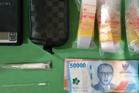 Barang bukti yang diamankan petugas Polrestabes Surabaya usai menangkap pengedar sabu di Semampir