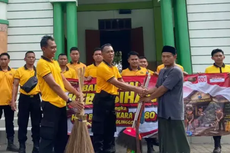 Polres Probolinggo Gelar Bakti Religi Sambut Hari Bhayangkara ke-80, Bersihkan Masjid dan Salurkan Bantuan Polres Probolinggo menggelar bakti religi menyambut Hari Bhayangkara ke-80 dengan membersihkan masjid dan menyalurkan bantuan alat kebersihan.