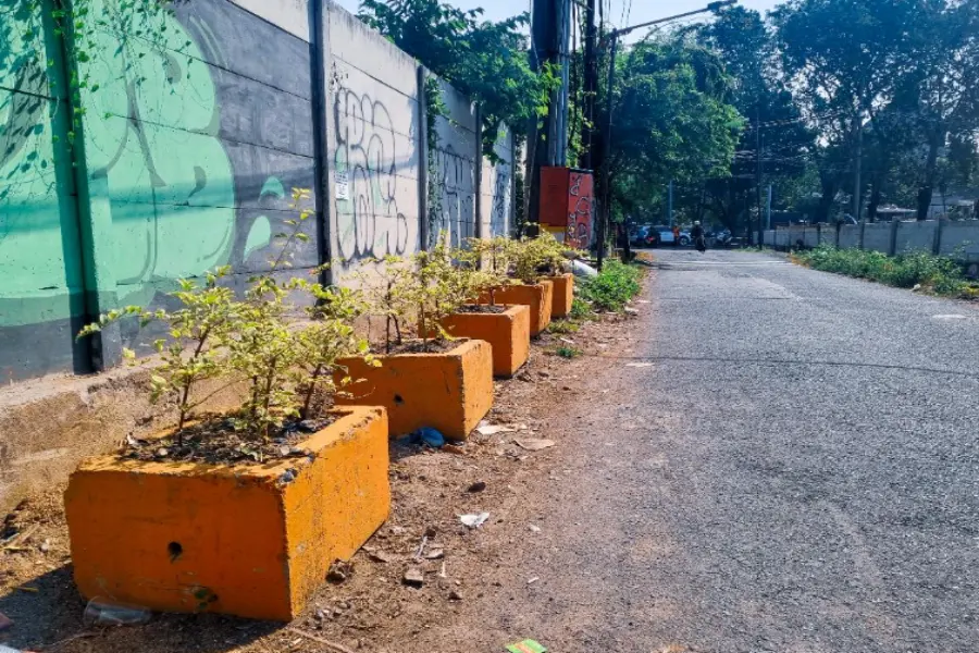 Cara Unik Pemkot Surabaya Hapus 68 Titik TPS Liar dengan Pot Bunga: Satire dan Estetik