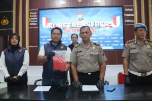 Polres Blitar Kota Bongkar Perampasan Bermodus Aplikasi Kencan, Tiga Pelaku Jebak Korban Remaja Polres Blitar Kota mengungkap perampasan bermodus aplikasi kencan online. Tiga pelaku ditangkap setelah menjebak dan menganiaya korban.