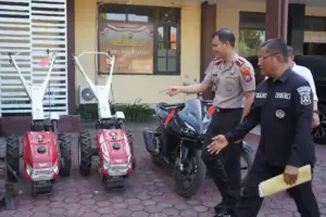Polres Probolinggo Kota mengungkap komplotan curanmor dan pembobol konter HP. Tiga pelaku masih buron, motif kejahatan terkait ekonomi dan judi online.