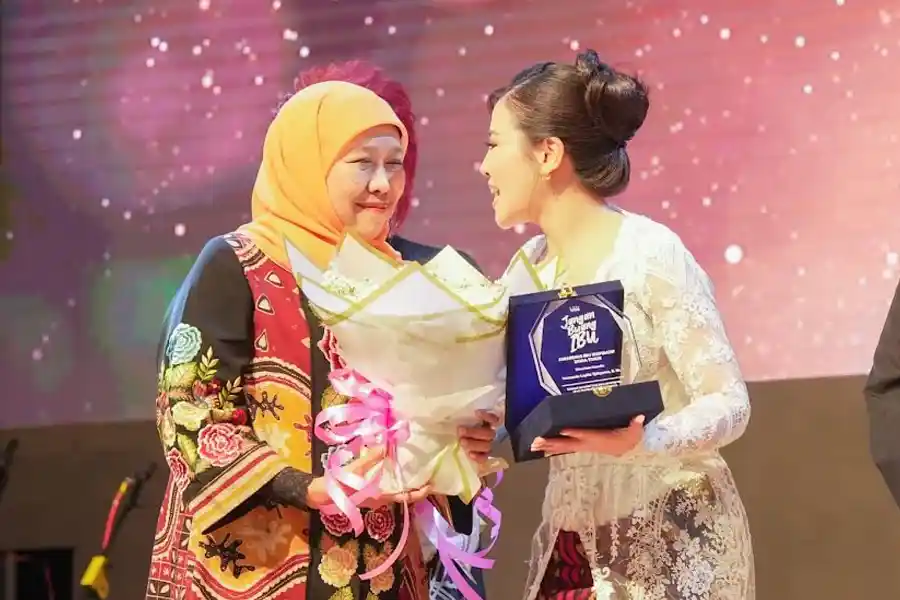 Khofifah menegaskan ketahanan keluarga menjadi fondasi generasi unggul saat menghadiri gala premiere film Jangan Buang Ibu di Surabaya.