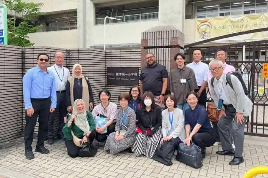 FKM UNAIR Pelajari Rahasia Sukses Program Makan Siang Sekolah Jepang untuk Perkuat Kebijakan Gizi Nasional FKM UNAIR dan Kyoto University mempelajari program makan siang sekolah Jepang sebagai referensi penguatan kebijakan gizi nasional Indonesia.
