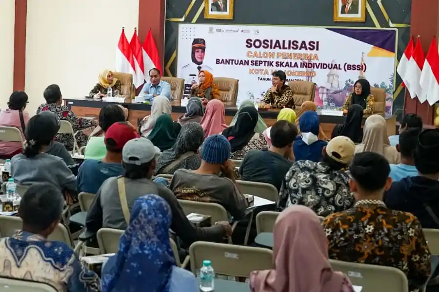 Pemkot Mojokerto membangun jamban sehat bagi 65 keluarga MBR melalui program BSSI 2026 untuk meningkatkan sanitasi dan kesehatan lingkungan.