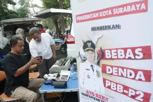 Pemkot Surabaya dan Pemprov Jatim Buka Layanan Bayar PKB-PBB di CFD, Permudah Warga dan Dongkrak PAD Pemkot Surabaya dan Pemprov Jatim membuka layanan pembayaran PKB dan PBB di CFD Taman Bungkul untuk memudahkan warga dan meningkatkan PAD.