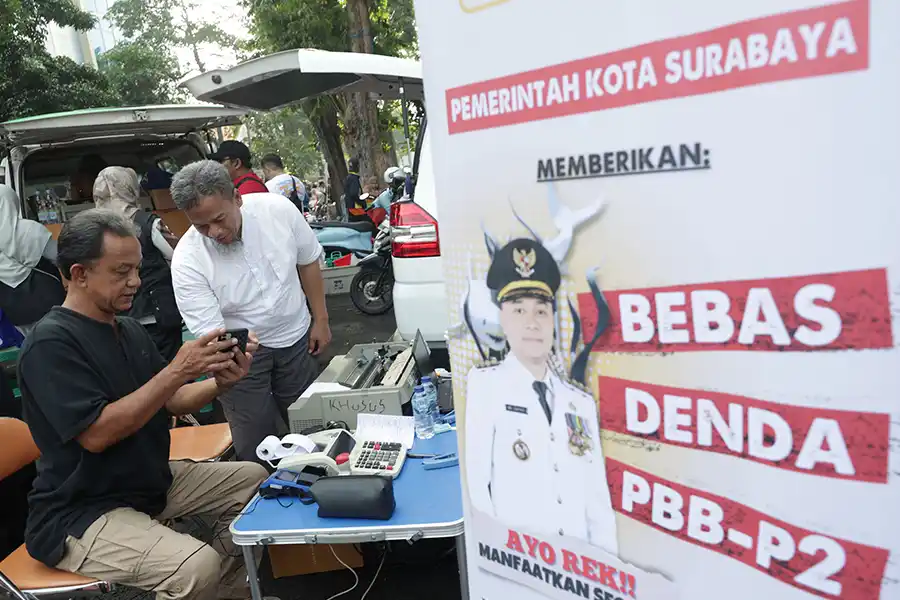 Pemkot Surabaya dan Pemprov Jatim membuka layanan pembayaran PKB dan PBB di CFD Taman Bungkul untuk memudahkan warga dan meningkatkan PAD.