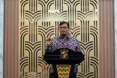 Surabaya menjadi kota pertama peluncuran program Indonesia-Norwegia yang berhasil mengangkat satu ton sampah plastik dari sungai setiap hari.