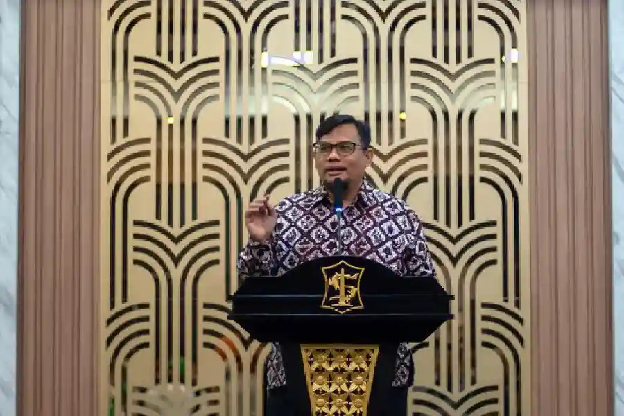 Surabaya menjadi kota pertama peluncuran program Indonesia-Norwegia yang berhasil mengangkat satu ton sampah plastik dari sungai setiap hari.