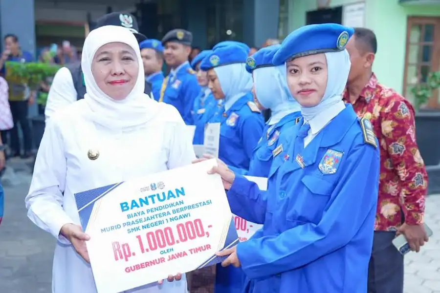 Gubernur Khofifah mengapresiasi layanan verifikasi SPMB SMA/SMK Negeri di Ngawi yang terjadwal, transparan, nyaman, dan tanpa antrean panjang.