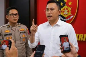 Polresta Malang Kota menangkap dua pelaku begal yang menyasar mahasiswa. Satu tersangka masih buron setelah terlibat perampasan motor dan ponsel.