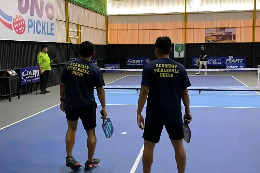 Unesa Resmikan Training Ground Pickleball Academy, Siapkan Pusat Pembinaan Atlet Berbasis Sport Science di Surabaya Unesa menghadirkan Training Ground Pickleball Academy sebagai pusat pembinaan atlet berbasis sport science untuk anak hingga masyarakat umum.