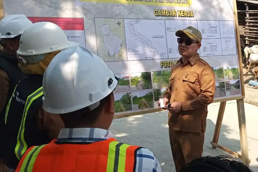 Bupati Mojokerto Muhammad Albarraa meninjau proyek jalan cor Lakardowo-Jetis yang telah mencapai progres 88 persen. Sisa pembangunan dilanjutkan pada 2027.