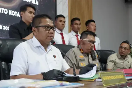 Kasus Pertama di Jatim, Polisi Bongkar Peredaran Liquid Vape Narkotika Senilai Rp4,7 Miliar di Mojokerto Polres Mojokerto Kota ungkap peredaran liquid vape narkotika pertama di Jatim. Barang bukti senilai Rp4,7 miliar diamankan.