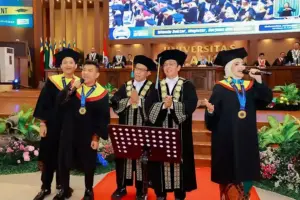 Ashanty, Anang Hermansyah, dan Azriel Hermansyah wisuda bersama di UNAIR. Momen langka keluarga 3A raih gelar doktor dan magister.