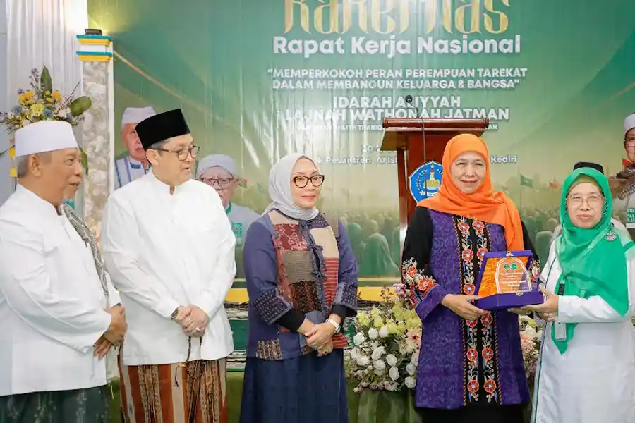 Gubernur Khofifah Indar Parawansa bersama Menteri PPPA Arifah Fauzi di Pondok Pesantren Al Islahiyyah Mayan, Kecamatan Mojo, Kabupaten Kediri