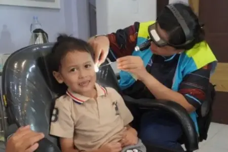 Yankes Bergerak Jatim Tiba di Pulau Sapudi, Hadirkan Layanan Dokter Spesialis untuk Warga Kepulauan Tim Yankes Bergerak Jatim mulai melayani warga Pulau Sapudi dengan layanan dokter spesialis, bedah, kesehatan ibu-anak, hingga skrining penyakit.