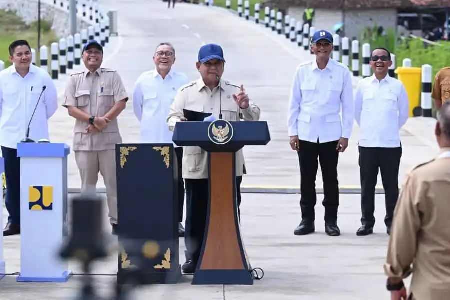 Presiden Prabowo Resmikan 1.151 Km Jalan Daerah, Dorong Konektivitas dan Tekan Biaya Logistik Nasional Presiden Prabowo meresmikan 1.151 km jalan daerah untuk memperkuat konektivitas, menekan biaya logistik, dan mendukung pertumbuhan ekonomi.