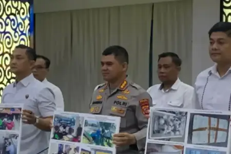 Polda Jabar Bongkar Perdagangan Ilegal 4.000 Benih Bening Lobster di Pangandaran, Empat Tersangka Ditahan olda Jabar mengungkap perdagangan ilegal 4.000 Benih Bening Lobster di Pangandaran. Empat tersangka ditetapkan dan berkas perkara telah dinyatakan lengkap.
