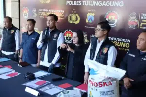 Polres Tulungagung mengungkap fakta baru kasus pupuk ilegal. Sejumlah kejanggalan ditemukan pada kemasan, izin edar, hingga identitas tersangka.