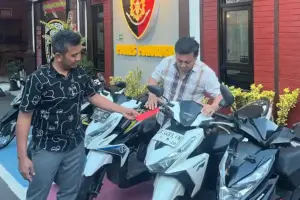 Polres Ponorogo menangkap dua pelaku curanmor lintas kota asal Brebes. Polisi mengamankan lima motor curian yang dijual melalui sistem COD.